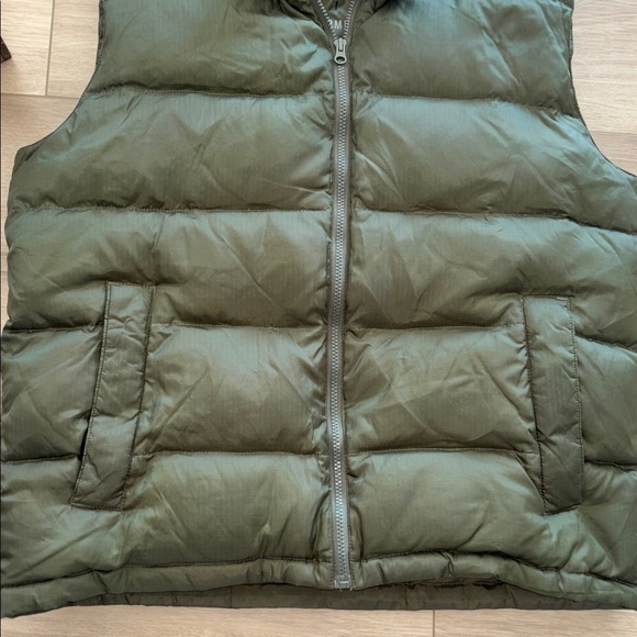 GAP Men’s Green Quilted Puffer Vest – Size Large – Like New - Picture 2 of 8